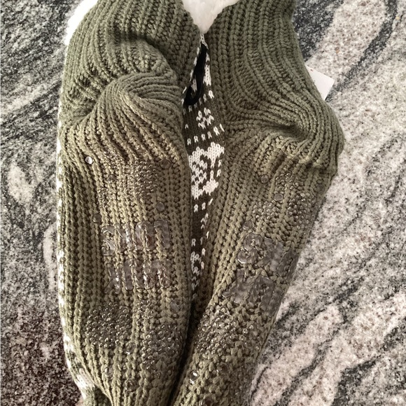 Muk Luks Slipper Socks.  Green & White L/XL(8.5-11) - Picture 2 of 2